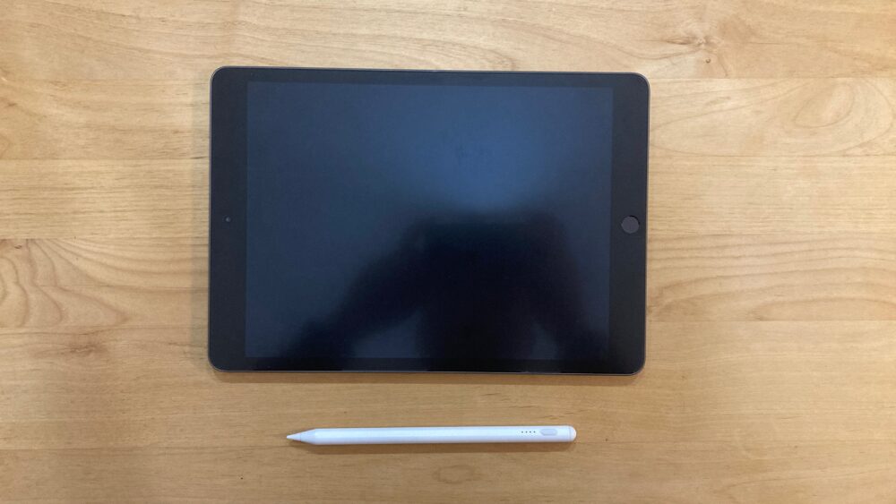 ipadとダイソータッチペンを並べたところ