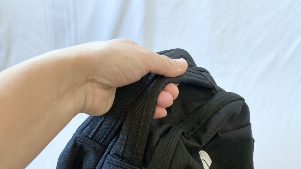 持ち手二つで持ってみたところ。非常に安定感がある