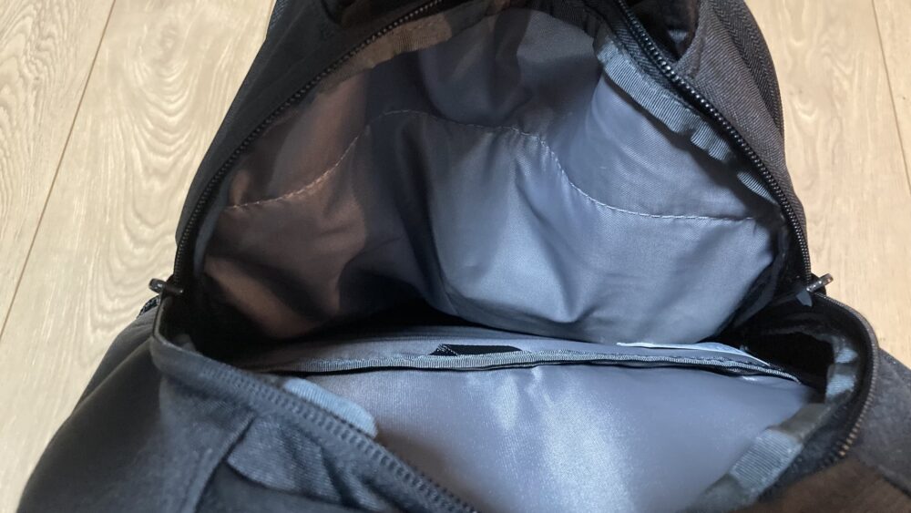 VAULTメインポケットを開いた時の奥の見え具合