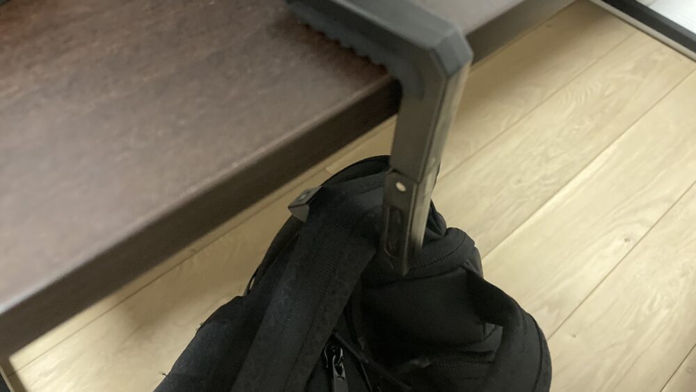 VAULTをバッグハンガーにかけたところ