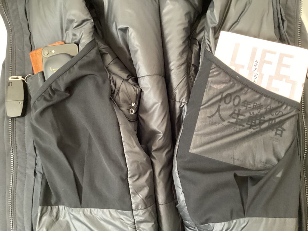 ポケットに財布、スマホ、鍵、イヤホン、本を一冊入れてみたところ