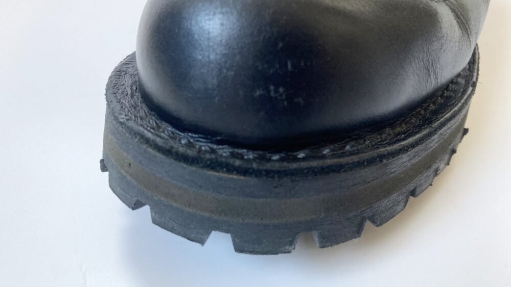 ダナーライト爪先のアップ