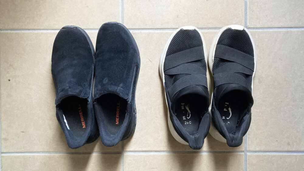 ジャングルモック2.0とワークマンのスリッポンを並べたところ