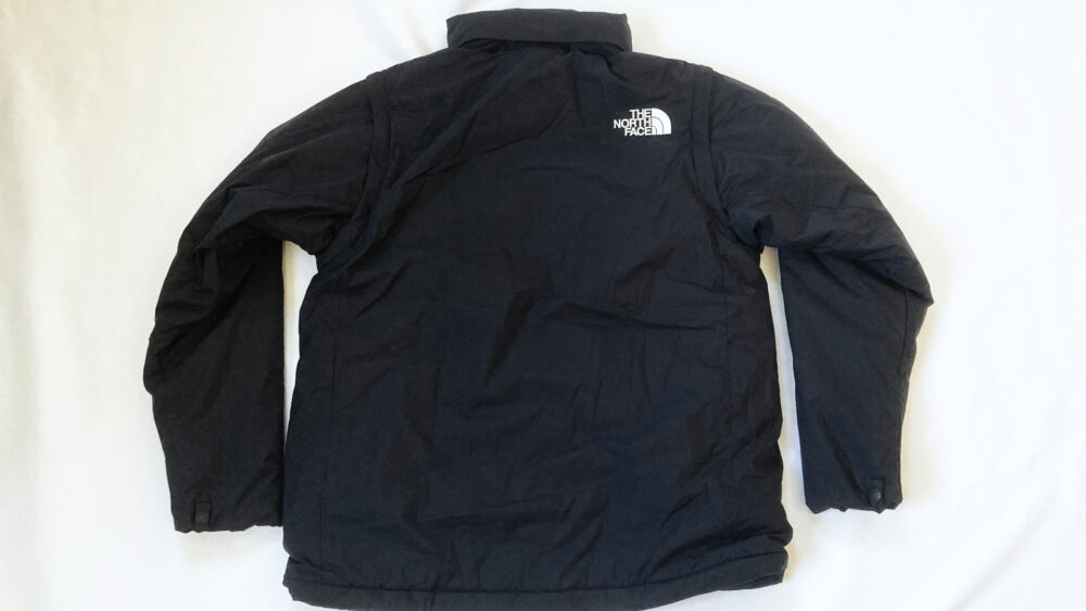 ジップインサニーヌックジャケットを平置きした背面