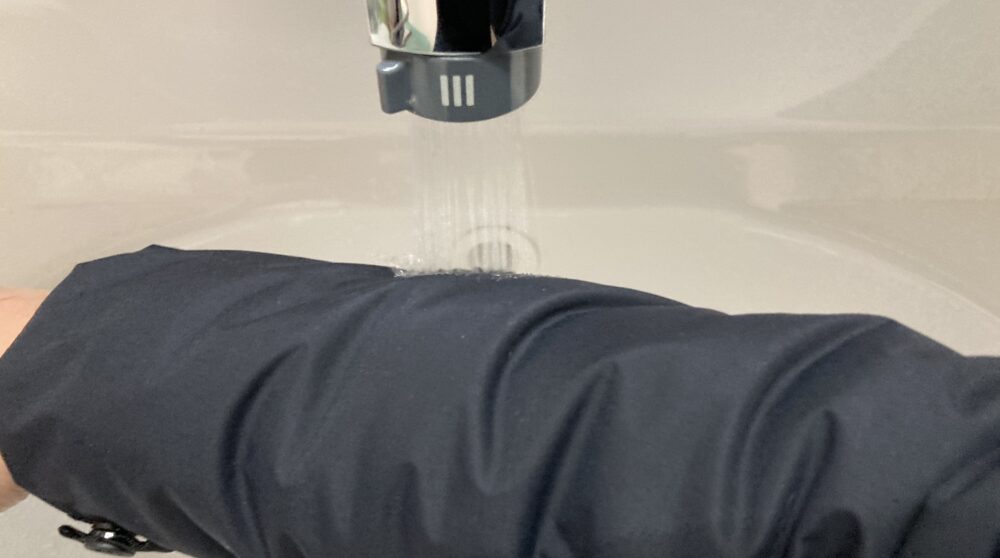 ジップインサニーヌックジャケットにシャワーを当てている