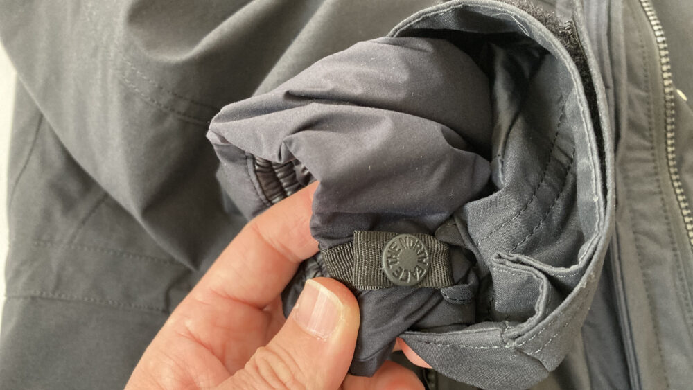 左袖のスナップボタン