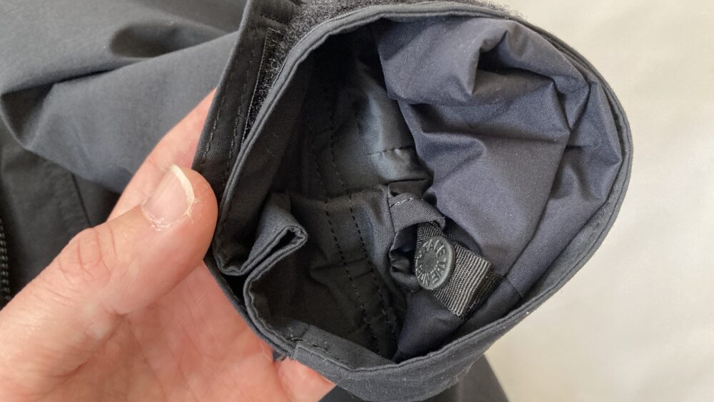 右袖のスナップボタン