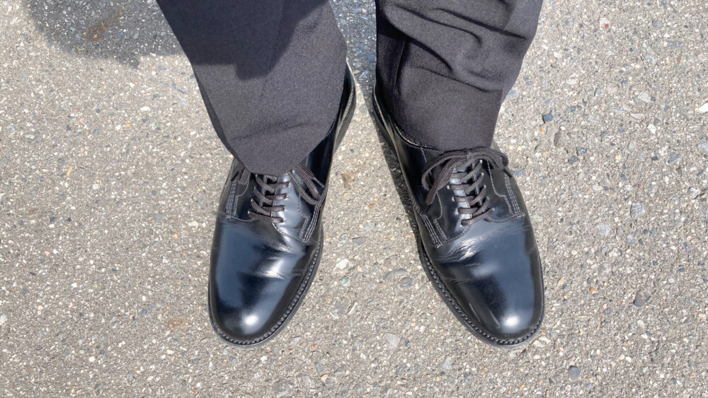 サンダース オフィサーシューズとスラックス