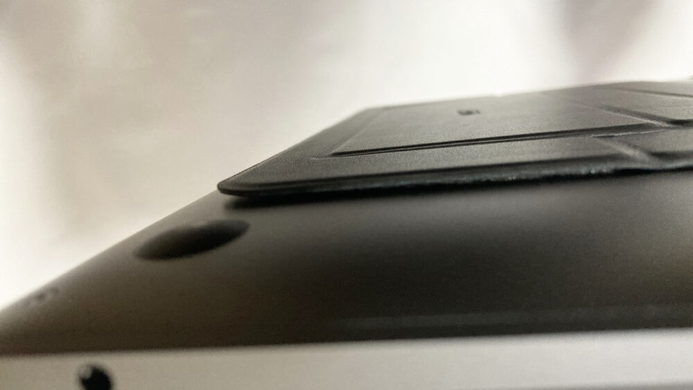 mocbookairにmoft air flowを貼り付けて横から見たところ