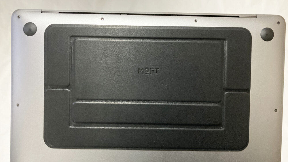 mocbookairにmoft air flowを貼り付けた底面