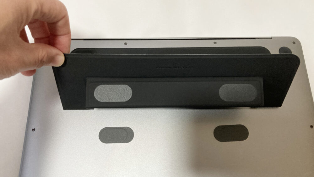 マグネットシールが２箇所貼られているところ