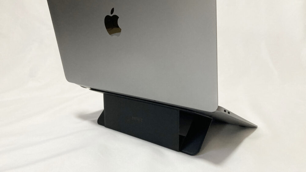 mocbookairにmoft air flowを貼り付けたところ