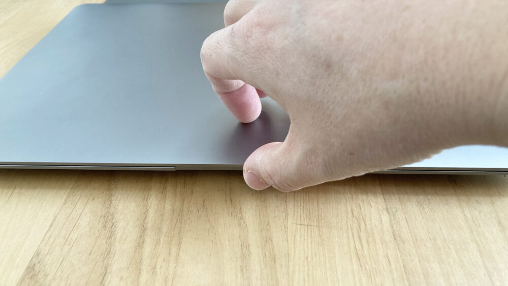 moft air flowを起こさずにmocbookairを開けようとしているところ