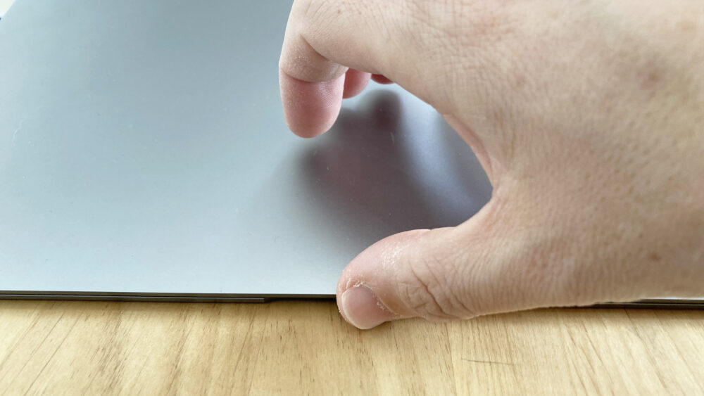 moft air flowを起こしてmocbookairを開けようとしているところ