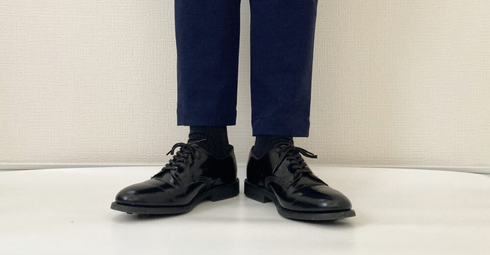 サンダース オフィサーシューズと細身のスラックスを合わせたところ