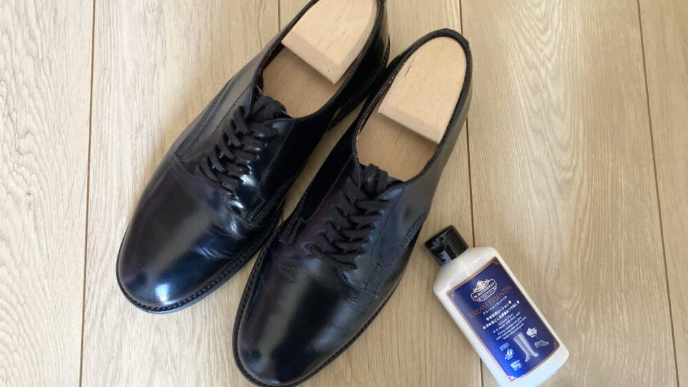 サンダース オフィサーシューズとクリームエッセンシャル