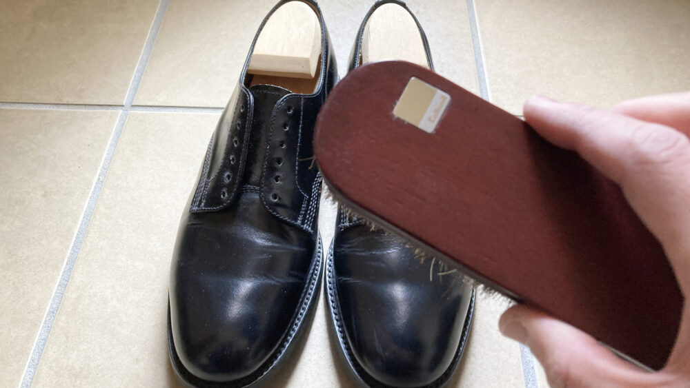 サンダース オフィサーシューズを馬毛ブラシで磨くところ