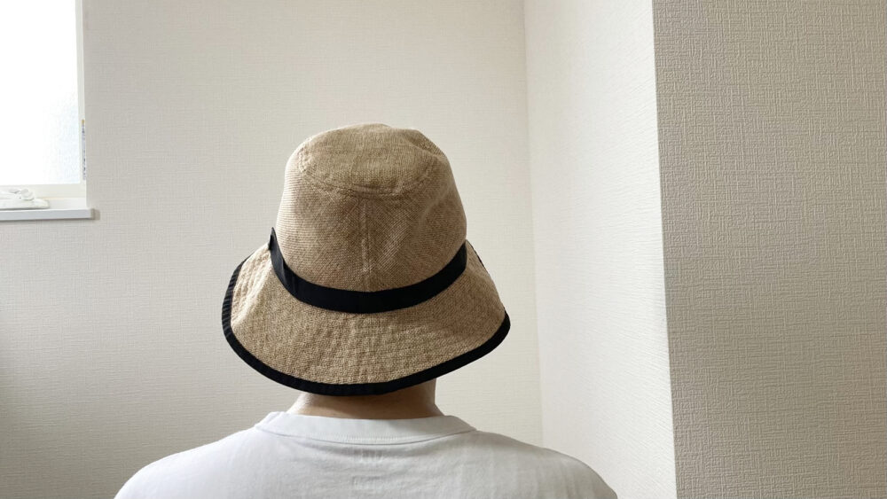 ハイクハットを筆者（男性）が被ったところ背面