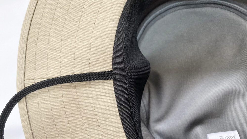 あご紐が縫い付けられている