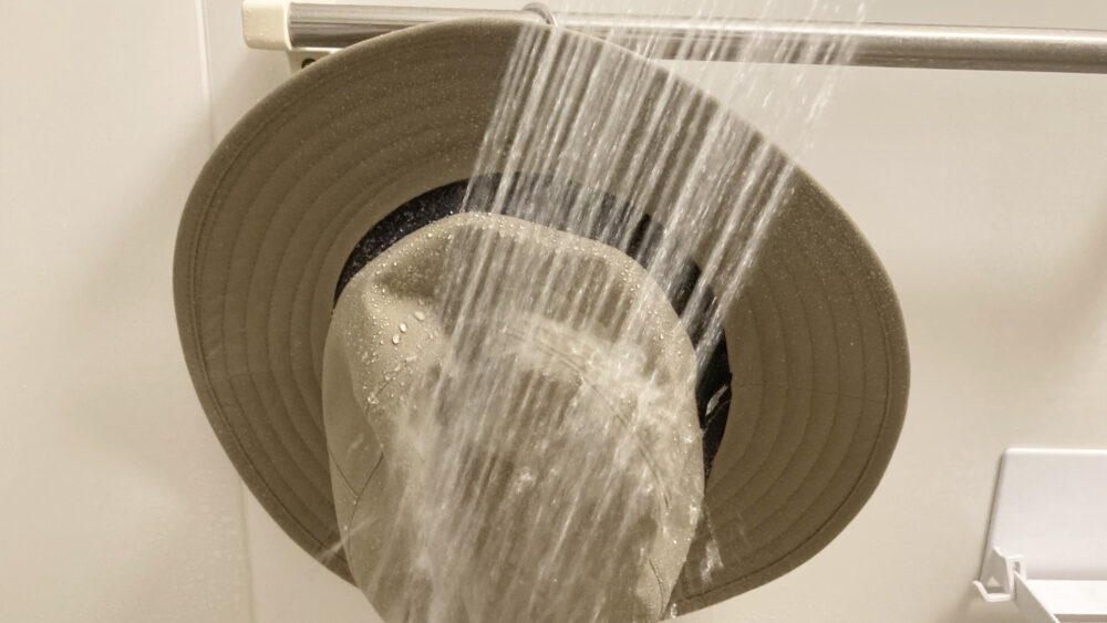ゴアテックスハット防水性のテストでシャワーを当てたところ