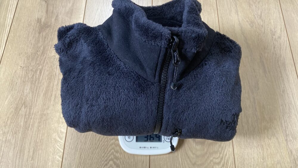 ジップインバーサミッドジャケットの重さを計測